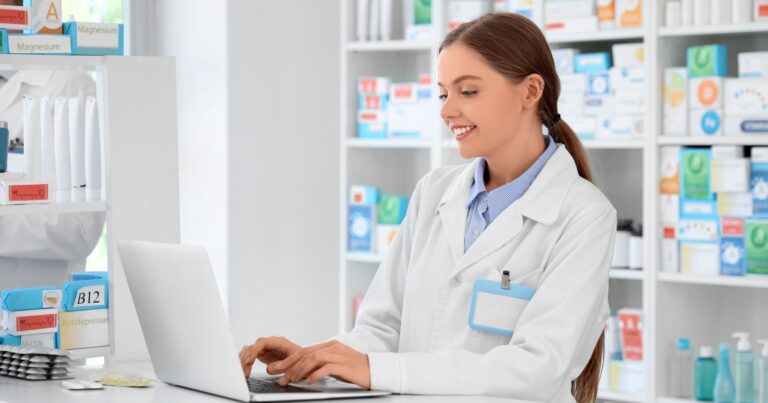 Jak obecnie farmaceuci korzystają z AI? Najnowszy raport